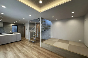 リビングにオープン階段のある家